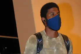 NBA球星陆续抵达奥兰多，穿着时尚戴口罩，詹姆斯造型像忍者神龟图片