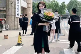 她是北影美女校花，毕业后又考上北京公务员，却增重20斤参军图片