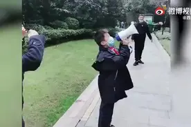 （视频）@太原人，暖心！男孩帮防疫人员用喇叭喊人测核酸，妈妈：工作人员嗓子沙哑了图片