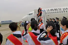 春暖花开，英雄归来！宜春11名援随医护人员凯旋图片