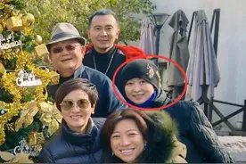 张铁林55岁女友近照，与铁三角聚会大方素颜，比63岁邓婕显老图片
