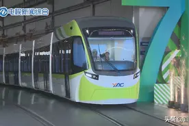 全球首列机场捷运储能式有轨电车在中车株机下线图片