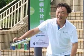 45岁陈奕迅发型挺经典，满头卷发乱乱的，“发际线”倒退也不怕图片