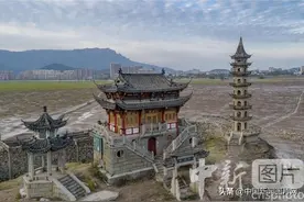江西鄱阳湖水位下降 千年石岛“落星墩”水落石出图片
