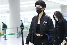 孟晚舟妹妹的打扮越来越“男性化”了，穿一身黑配短发，像帅小伙图片