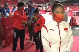 国乒扎心一幕！刘诗雯哭成泪人，伊藤美诚在背后狂笑，晒奥运金牌图片