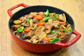 这锅排骨乱炖特适合秋冬，浓香入味料真多，一锅抵4菜真带劲图片