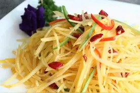 炒土豆丝，先焯水还是直接炒？大厨：都不对，这样做清脆不粘锅图片