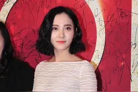 她因穿得太暴露被赶下舞台，现场人大喊打马赛克，网友：去下海吧图片