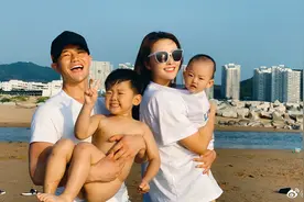 31岁嘎子晒全家福，娇妻把小儿子塞t恤里贴身抱？网友：不合适图片