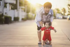 孩子越早会走路越聪明？宝宝学走路里程表，四个阶段三个坑早了解图片