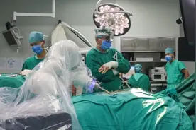 全球首例！北京积水潭医院成功完成超声骨刀手术机器人辅助胸椎黄韧带骨化灶切除术图片