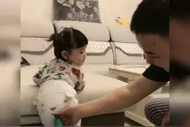 萌娃跟爸爸表演“放屁”游戏火了，网友：这演技水平真是不在话下图片