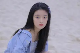 小芈月柴蔚长大了，白T配来卡其色裙装清纯可人，笑容太甜美图片