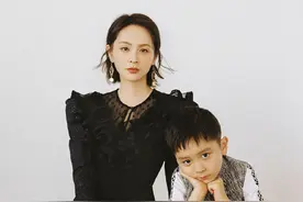 邓莎这娃娃脸太显嫩了，穿荷叶边黑色连衣裙出镜，同框儿子像姐弟图片