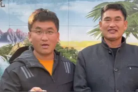 梦幻联动！姜涛笑神空降朱楼村，与大衣哥朱之文相谈甚欢一见如故图片