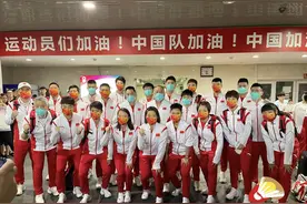霸气出征！国羽26人奔赴东京，队员神色轻松，3个项目有望夺金图片