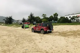 惠州罕见大沙滩：未开发，人少免费，车能直接开到沙滩上，爆爽图片