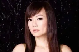 替父还清2亿债务，反被父亲曝未婚生子前途尽毁，如今46岁像25岁图片