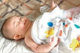 宝宝拉臭臭，用水洗还是纸巾擦？新手妈妈这样做，医生怒斥无知图片