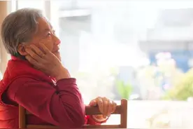孙子满月，婆婆给了800元红包被儿媳退回来了，打开红包泪流满面图片