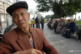 65岁男人坦言：跳了半年广场舞后，退休金都不够花，我错了图片