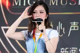 邓紫棋身穿蓝色背带裤，胸下全是腿图片