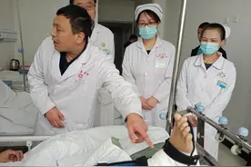 惊险！米脂一农民险些被刨土机刨断右脚图片
