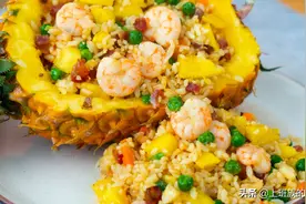 这饭泰餐厅卖好几十，自己买个菠萝就搞定，一家老小全都爱图片