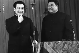 逗你没商量：8岁相声演员台上想尿尿，看他如何机智上厕所图片