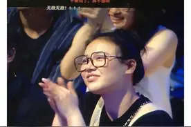 马思纯瘦十斤变化好大，穿T恤背带裤脸又大又圆，近照瘦成小V脸图片