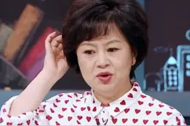 54岁鞠萍近照曝光，笑容亲切身形圆润，曾携子再嫁终获幸福图片
