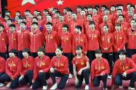 国乒大合影，马龙全程不开心！看出刘诗雯处境，女队地位跌出前3图片