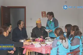 暖心！网格员为八旬独居老人过生日图片