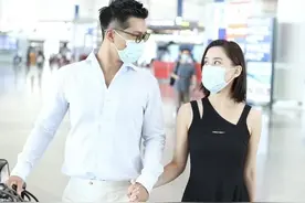 窦骁帅气造型，衬衫+九分裤简洁时髦，与何超莲十指紧扣对视图片
