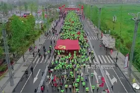 万人开跑营山马拉松，巨幅党旗震撼全场图片