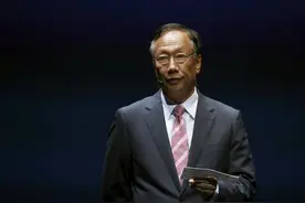 他赚了16000多亿，称自己没在深圳买一平米房，给员工送去几千套图片
