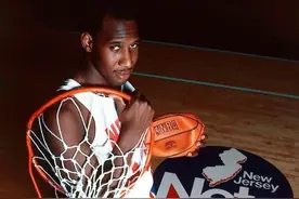 可怕！他是NBA首位扣碎的篮板球员，单赛季场均犯规4.8次图片