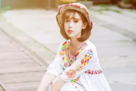 白色纯棉才是布料中的元老，穿上后舒适又时尚，潮流达人都很爱图片