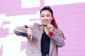王蓉罕见现身商演，发福走样变大妈，发际线后移大脑门抢镜图片