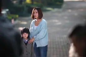 单身妈妈身患绝症，临终前卖了房子车子，拜托小姐妹照顾儿子图片