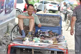 六旬退役“兵大爷”，爱国心可敬可佩，做小生意不为赚钱看为啥图片