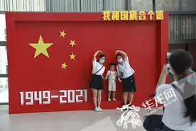视频 | 国庆假期来重庆科技馆“冲浪”还可体验驾驶航母舰载机升空战斗图片