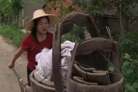 “拾荒女”破烂堆里探宝成亿万富翁图片