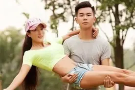 一个50多岁让你不好意思叫阿姨的人，跟儿子合拍！网友直呼辣眼睛图片