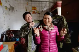 安徽夫妻山东扫大街，一家5口住公厕改建房16年，结局喜忧参半图片