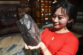 陨石为什么这么昂贵？贵州90后女子杨可欣，5年捡了600多颗图片