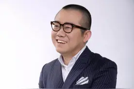 主持人涂磊晒与女儿视频，感叹工作忙没空陪孩子，满眼疲惫显憔悴图片