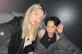 伊能静儿子与3位辣妹k歌，露肩撩发姿势妩媚，大腿太瘦比女生还细图片