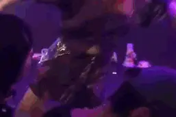 20岁女偶像台上狂踹男粉丝！！当事人被猛打仍露笑容！！图片